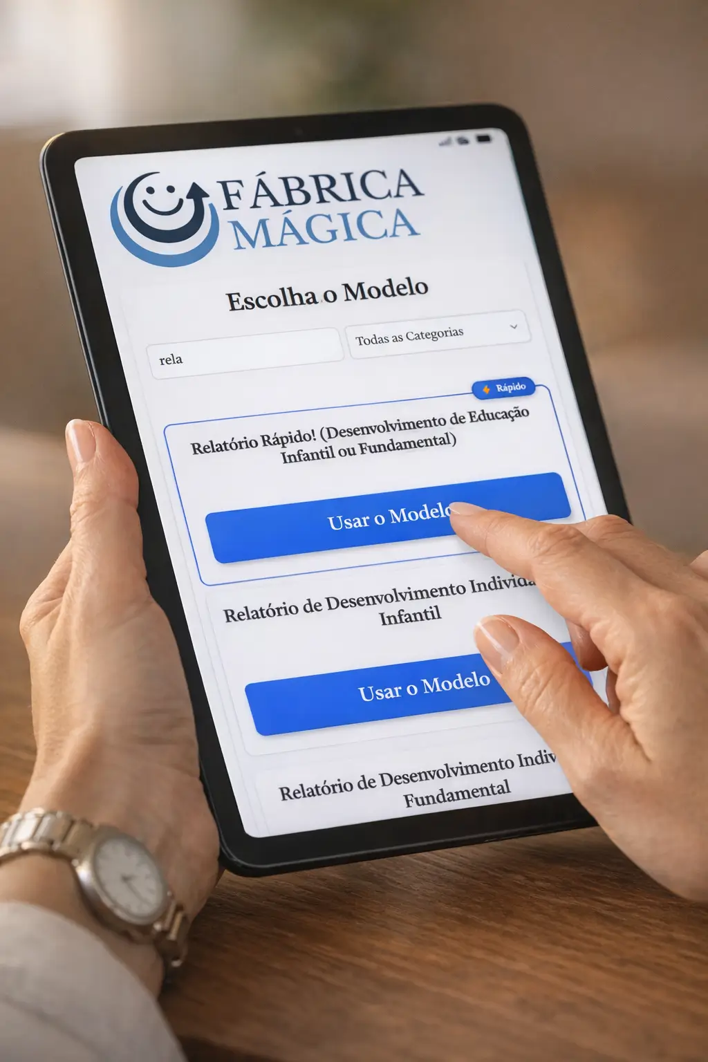 Mãos usando a Fábrica Mágica no celular — interface simples e acessível
